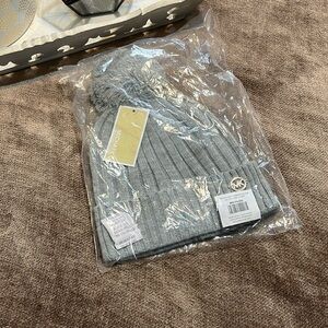 NWT MICHAEL Michael Kors Gray Knit Pom-Pom Hat